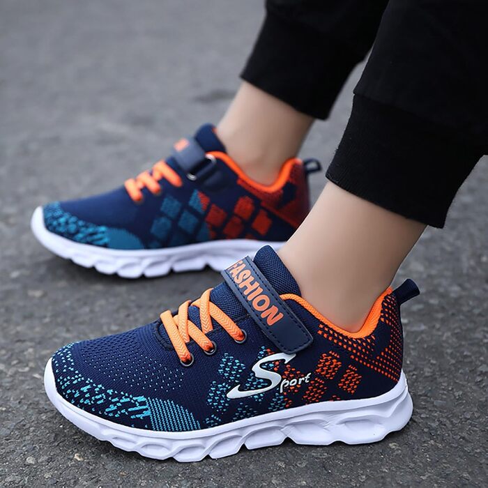 Дитячі кросівки для спорту та активного відпочинку: легкі, дихаючі, з неслизькою підошвою. Колір: темно-синій, розмір 29.