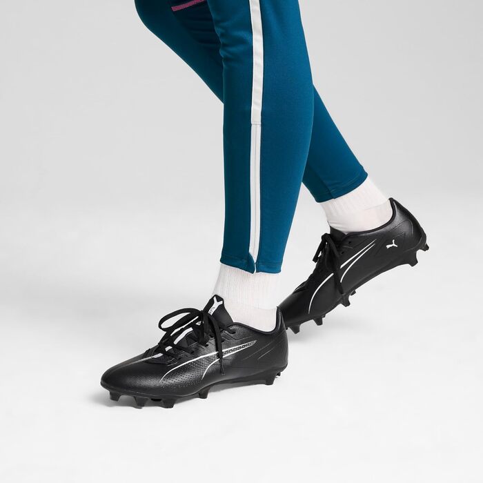 Кросівки футбольні PUMA Ultra 5 Play FG/AG, 42.5 EU, чорно-білі
