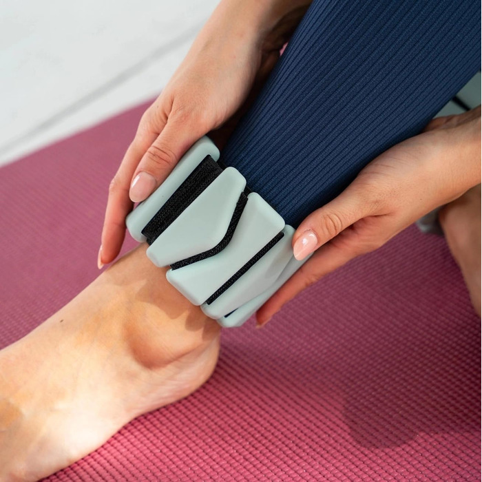 Набір манжет для пілатесу Neolymp 2 шт. по 0,5 кг – манжети на щиколотки/руки з силікону, регульовані ваги, стійкі до вологи, блакитний колір