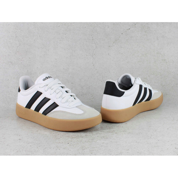 Чоловічі спортивні кросівки adidas Barreda JR1205, білі, легкі та зручні, розмір 42 2/3