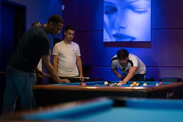 Набір для більярду HD Billard Queue Set: 2-секційна кий з благородного дерева, 147 см, для пулу та снукеру, змінна шкіряна насадка, крейда та запасні насадки