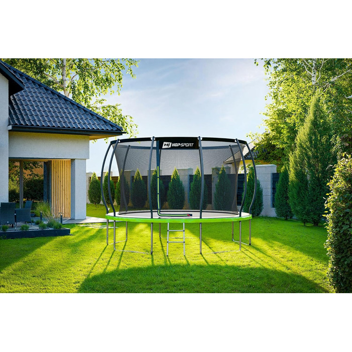 Трамплін Hop-Sport Outdoor – діаметр 244/305/366/427/488 см. Комплект з захисним сіткою, вигнутими ніжками та сертифікатами безпеки. У комплекті: сходи та захисний бордюр (для моделі 366 см)
