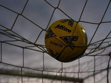Футбольний м'яч Mitre Ultimatch – жовто-чорний, розмір 5, покращений контроль