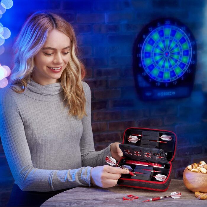 Casemaster Plazma Pro чохол для 6 дротиків (м'які та сталеві наконечники), з великою передньою кишенею для телефону, вбудованими тубусами та кишенями для оперень і наконечників, рубіново-червона окантовка