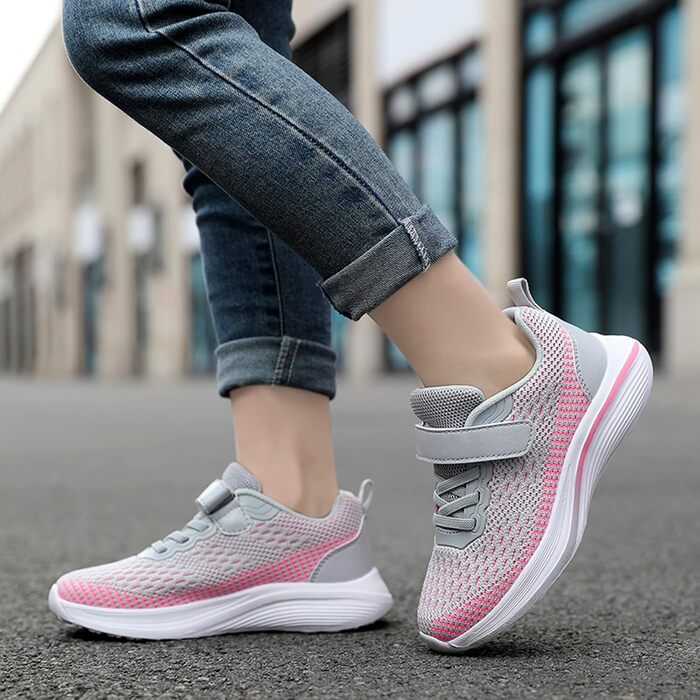 Дитячі спортивні кросівки для занять спортом та активного відпочинку. Легкі, дихаючі, сірі, розмір 38 EU.