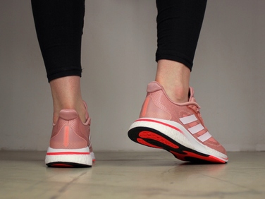 Жіночі спортивні кросівки Adidas, розмір 37 1/3