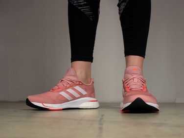 Жіночі спортивні кросівки Adidas, розмір 37 1/3