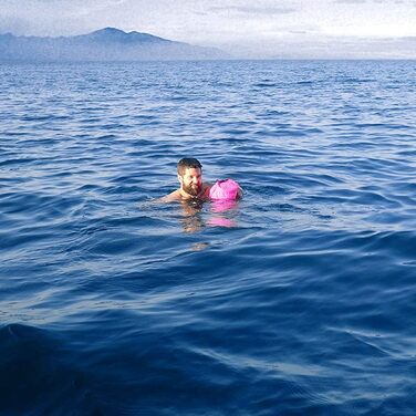 Надувна плавуча точка Naturehike 18L з двома повітряними камерами. Водонепроникна сумка-мішок для плавання, пляжу, з регульованим поясом. Рожева.