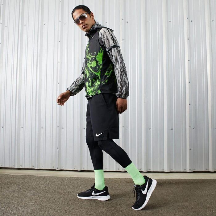 Кросівки Nike Tanjun для чоловіків (41 EU, чорний, білий, Volt, чорний)