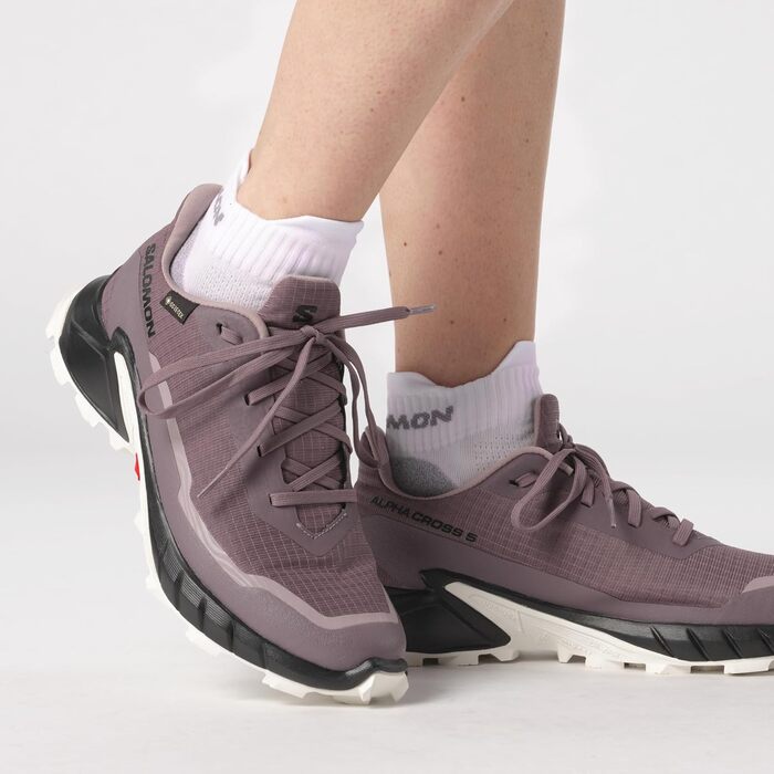 Кросівки для трейлраннінгу Salomon Alphacross 5 Gore-Tex, жіночі, чорно-білі, розмір 40 EU, надійне зчеплення, захист від вологи
