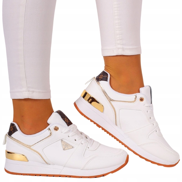 Жіночі білі кросівки Adidas — легкі, спортивні та зручні, розмір 37