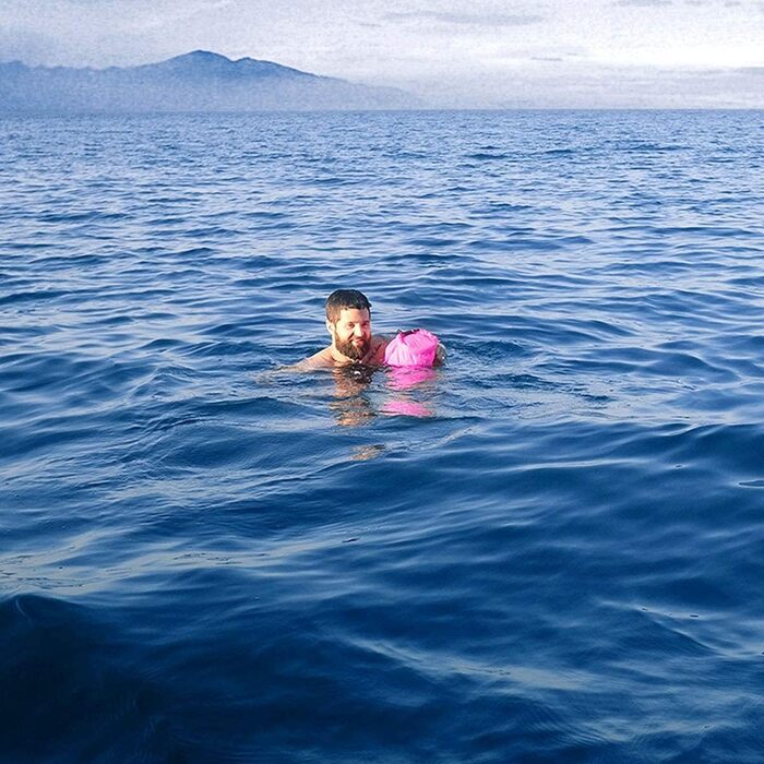 Надувна плавуча точка Naturehike 18L з двома повітряними камерами. Водонепроникна сумка-мішок для плавання, пляжу, з регульованим поясом. Рожева.