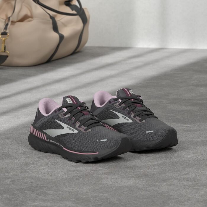Brooks Adrenaline GTS 22: жіночі бігові кросівки з підтримкою, чорний/блакитний/кораловий, 37.5 EU