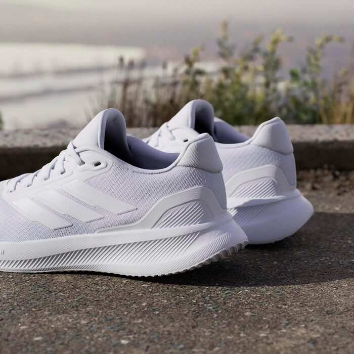 Жіночі кросівки для бігу adidas Runfalcon 5 Cloud White — білі, з амортизацією Cloudfoam та дихаючою сіткою, розмір 39 1/3 EU