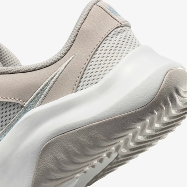 Кросівки жіночі Nike Legend Essential 3 NN, р. 37,5 — зручне та модне спортивне взуття