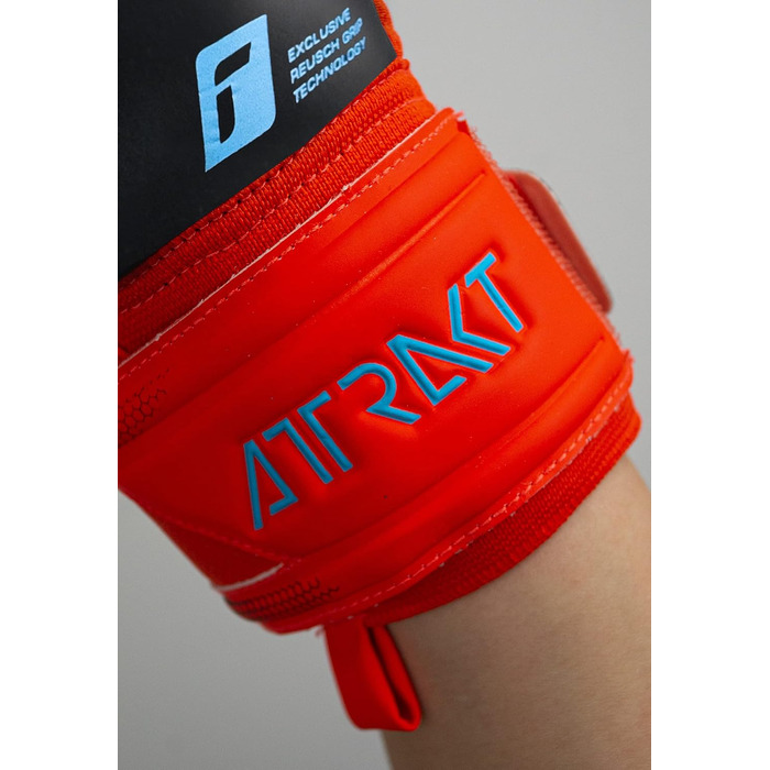 Воротарські рукавички Reusch Attrakt Freegel Silver з відмінним зчепленням і внутрішнім швом