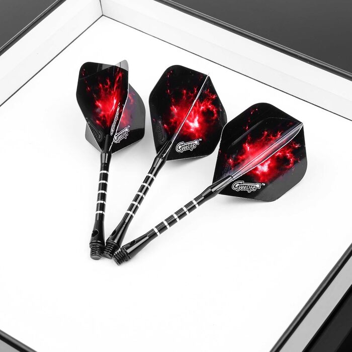 Професійні сталеві дротики CyeeLife з металевими наконечниками (12 шт.) + 24 пір'я + точилка, 22 г (Чорні)