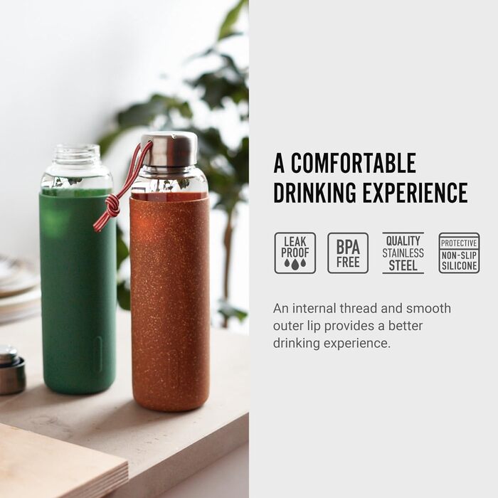 Скляна пляшка для води BLACK+BLUM 600 мл, з кришкою з нержавіючої сталі, силіконовим чохлом з деревного волокна, BPA-free, герметична, колір мигдаль