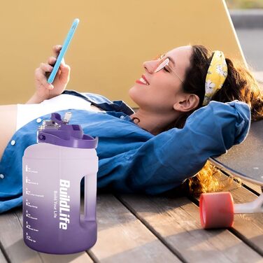 Спортивна пляшка BuildLife 2,5 л з мітками часу та двома кришками - без BPA - для спортзалу (2500 мл, фіолетовий)