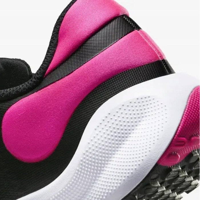 Жіночі кросівки для бігу та лайфстайлу Nike Revolution 7, чорні