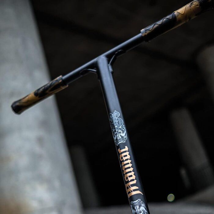 Movino Maniac - професійний фристайл скутер для трюків. IHC-компресія, street-deck, T-bar 59x54 см, колеса 110 мм, ABEC9, вага 3,8 кг, колір золотий