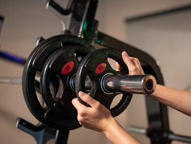 Гантельні диски GYM DISTRICT 50 мм, 10 кг (4×2,5 кг), чавунні з гумовим покриттям, зручні ручки, для олімпійських штанг, тренування вдома