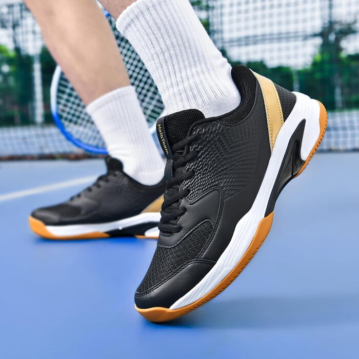 Чоловічі тенісні кросівки HaloTeam: мода, зчеплення, легкість, дихання. Ідеальні для бадмінтону, сквошу, волейболу. Розміри 38-45. Колір: чорний, золотий. Модель 5803