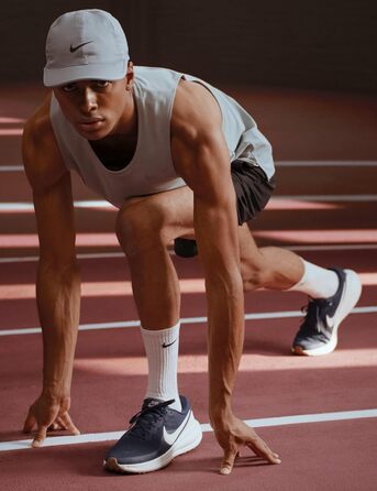 Кросівки Nike Revolution 8 для бігу по вулицях (38.5 EU, Phantom Black)