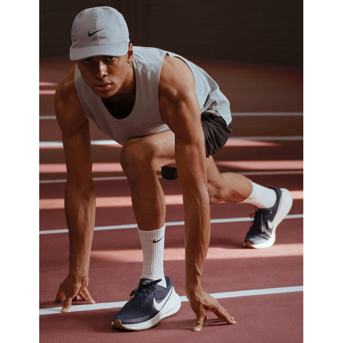 Кросівки Nike Revolution 8 для бігу по вулицях (38.5 EU, Phantom Black)