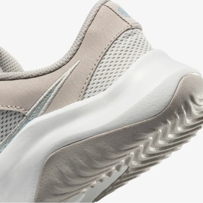 Кросівки жіночі Nike Legend Essential 3 NN, р. 37,5 — зручне та модне спортивне взуття
