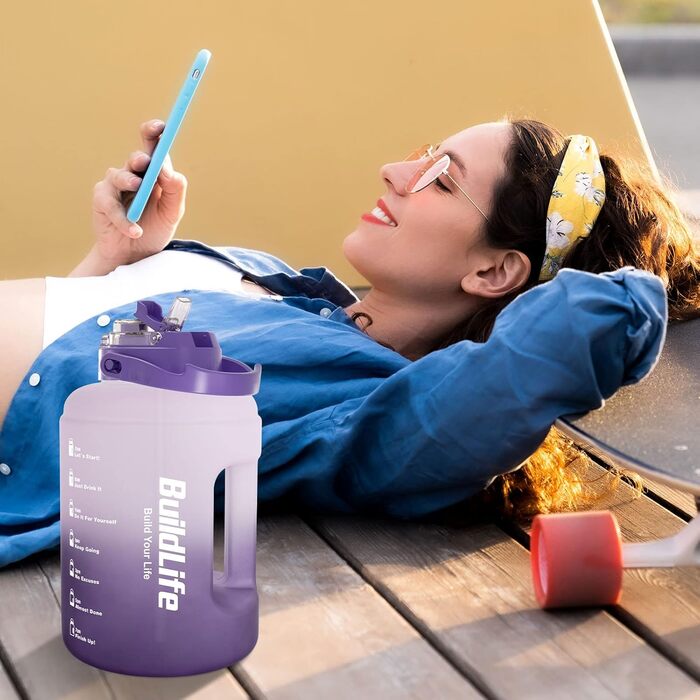 Спортивна пляшка BuildLife 2,5 л з мітками часу та двома кришками - без BPA - для спортзалу (2500 мл, фіолетовий)