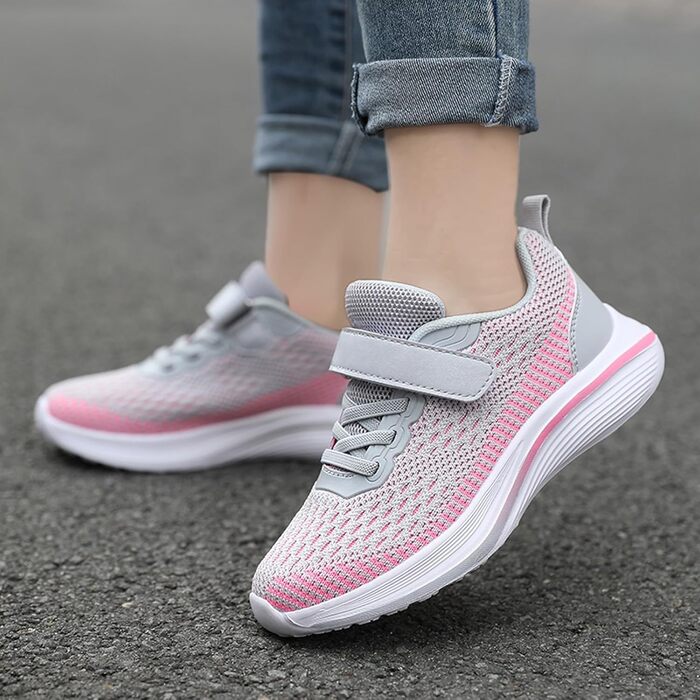 Дитячі спортивні кросівки для занять спортом та активного відпочинку. Легкі, дихаючі, сірі, розмір 38 EU.